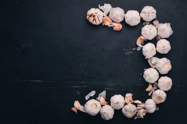 Sarımsak. Göğüs ahşap arka plan üzerinde taze sarımsak kümesi. Üstten Görünüm. Kopya alanı.