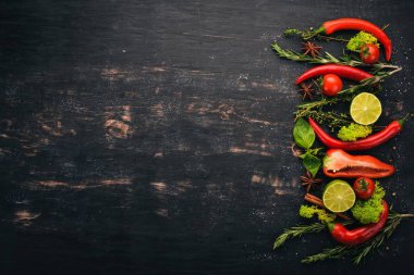 Pişirme arka plan. Baharatlar ve taze sebze kümesi. Üstten Görünüm. Metniniz için boş alan. Ahşap bir arka plan üzerinde.