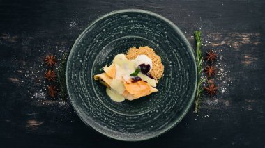 Apple strudel dondurma ile. Tatlı. Siyah ahşap arka plan üzerinde. Kopya alanı.