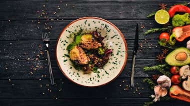 Patlıcan Dana eti, mozzarella ve domates ile doldurulmuş. Üstten Görünüm. Siyah ahşap arka plan üzerinde. Kopya alanı.