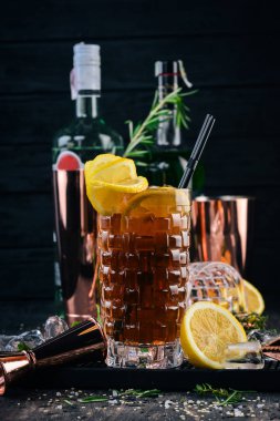 Alkol kokteyl Long Island. Siyah bir ahşap arka plan üzerinde.