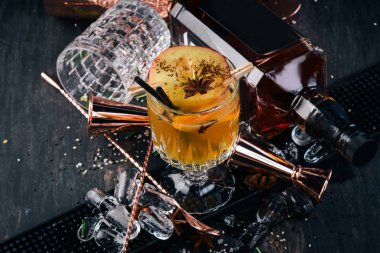 Alkollü kokteyller Hroh apple ile sıcak. Siyah bir ahşap arka plan üzerinde.