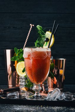 Alkollü kokteyl Bloody Mary. Biberiye ve domates suyu. Siyah bir ahşap arka plan üzerinde.