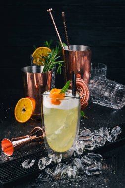 Alkol kokteyl Pinacolada. Orange, likör, buz. Siyah bir ahşap arka plan üzerinde.