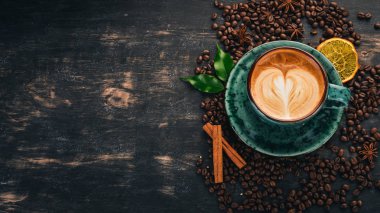 Siyah ahşap zemin kahve Cappuccino kokulu bir fincan. Üstten Görünüm. Kopya alanı.