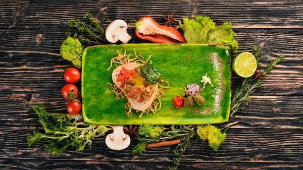 Salmón Tártaro Con Huevo Codorniz Snacks Fríos Sobre Fondo Madera —  Fotos de Stock