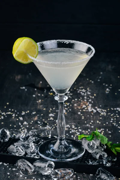 Alkohol Cocktail Margarita Tequila Limette Eis Auf Dem Schwarzen Hintergrundbalken — Stockfoto