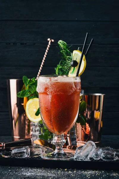 Alkoholický Koktejl Bloody Mary Rajčatová Šťáva Rozmarýnem Černém Pozadí Dřevěná — Stock fotografie