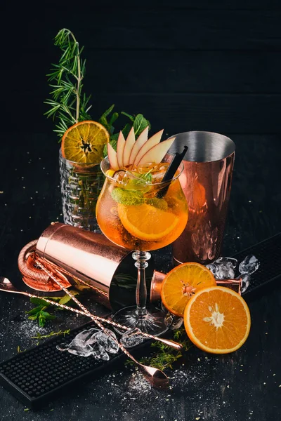 Alkoholhaltiga Cocktail Aperol Baren Orange Svart Trä Bakgrund — Stockfoto
