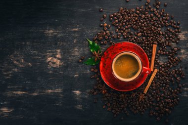 Bir fincan sıcak kahve Amerikalı. Tarçın. Siyah ahşap arka plan üzerinde. Üstten Görünüm. Kopya alanı.