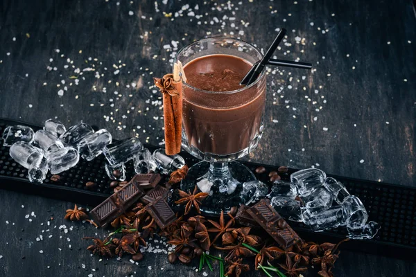 Alkoholik Cocktail Chocolate Rum Pada Batang Latar Belakang Hitam — Stok Foto