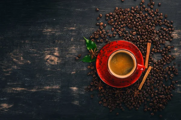 Forró Kávé Amerikai Egy Csésze Fahéj Fekete Fából Készült Háttér — Stock Fotó