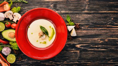 Karides ile peynir çorbası. Brie peyniri üstten görünüm. Siyah ahşap arka plan üzerinde. Kopya alanı.