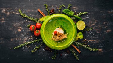 Somon hamur ve ekmek ekmeğin taze sebze. Soğuk aperatifler. Siyah ahşap arka plan üzerinde. Kopya alanı.