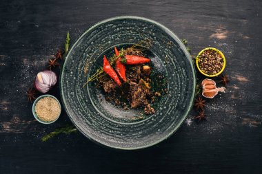 Biberli biftek gelen sığır eti. Et. Sıcak meze. Üstten Görünüm. Siyah ahşap arka plan üzerinde. Kopya alanı.