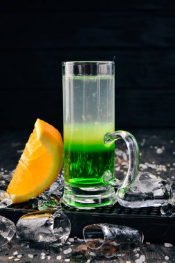 Alkollü kokteyl yeşil Meksikalı. Tekila. Bar. Siyah bir ahşap arka plan üzerinde.