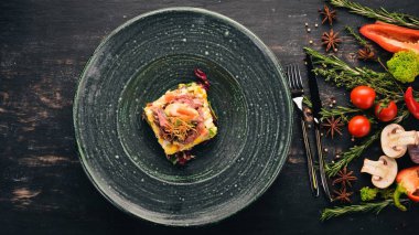 Sığır eti ve karides Olivier salatası. Üstten Görünüm. Siyah ahşap arka plan üzerinde. Kopya alanı.