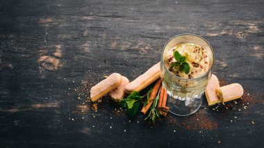 Tiramisu tatlı. Üstten Görünüm. Siyah ahşap arka plan üzerinde. Kopya alanı.