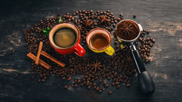 Две Ароматные Горячие Чашки Кофе Корица Черном Деревянном Фоне Вид — стоковое фото