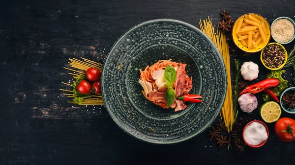 Wklej Spaghetti Pomidorami Parmezanem Dania Kuchni Włoskiej Widok Góry Czarnym — Zdjęcie stockowe