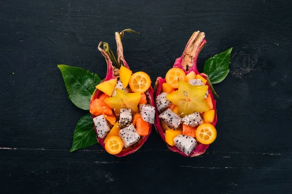 Tropikal Meyve Salatası Servis Yarım Bir Dragon Meyve Papaya Rambutan — Stok fotoğraf