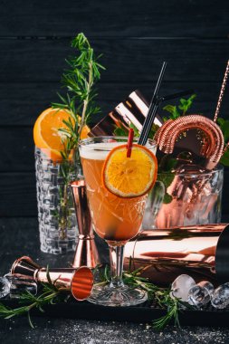 Alkol kokteyl Mai Tay dili Siyah bir ahşap arka plan üzerinde.