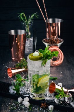 Mojito alkollü kokteyl. Siyah bir ahşap arka plan üzerinde.