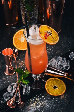 Alkollü kokteyl Sex sahilde. Turuncu. Siyah bir ahşap arka plan üzerinde.