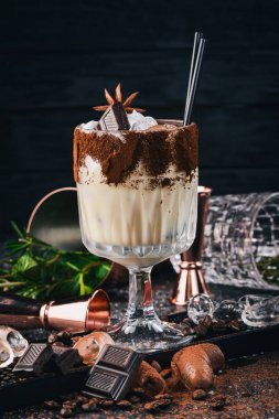 Alkollü kokteyl. Sambuca likör, kahve, krem içki siyah ahşap zemin.