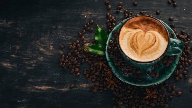 Siyah ahşap zemin kahve Cappuccino kokulu bir fincan. Üstten Görünüm. Kopya alanı.