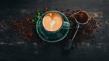 Siyah ahşap zemin kahve Cappuccino kokulu bir fincan. Üstten Görünüm. Kopya alanı.