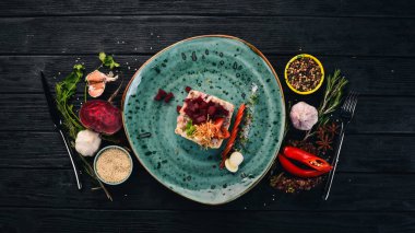 Rus geleneksel yemekleri. Shub ringa balığı salatası. Üstten Görünüm. Siyah ahşap arka plan üzerinde. Kopya alanı.