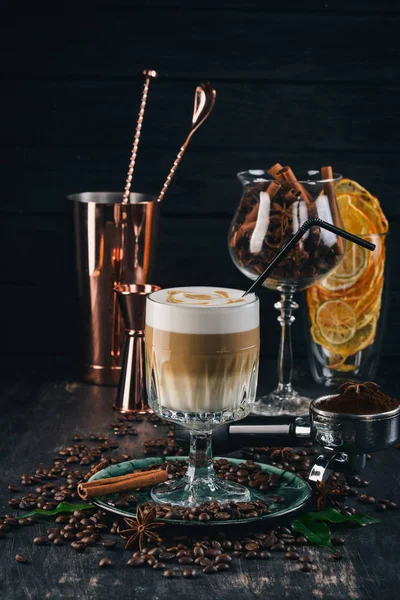 Ένα Φλιτζάνι Αρωματικό Καφέ Του Latte Μαύρο Φόντο Ξύλινη Top — Φωτογραφία Αρχείου