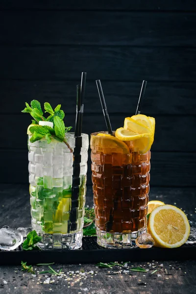 Long Island Και Κοκτέιλ Αλκοολούχα Mojito Μαύρο Φόντο Ξύλινη — Φωτογραφία Αρχείου