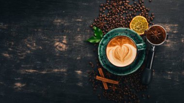 Siyah ahşap zemin kahve Cappuccino kokulu bir fincan. Üstten Görünüm. Kopya alanı.