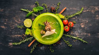 Somon hamur ve ekmek ekmeğin taze sebze. Soğuk aperatifler. Siyah ahşap arka plan üzerinde. Kopya alanı.