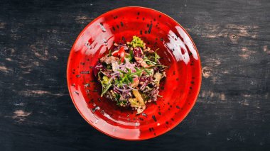 Dana çam fıstığı ve sebze salatası. Üstten Görünüm. Metniniz için boş alan. Ahşap bir arka plan üzerinde.