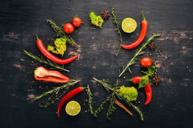 Pişirme arka plan. Baharatlar ve taze sebze kümesi. Üstten Görünüm. Metniniz için boş alan. Ahşap bir arka plan üzerinde.