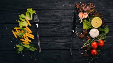 Yapıştırma ahşap bir masa üzerinde hazırlanması için hazırlık. Üstten Görünüm. Metniniz için boş alan.