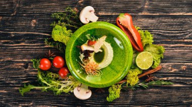 Kurutulmuş domates ve tığ işi bir yama ile peynir lor hamur. Soğuk aperatifler. Siyah ahşap arka plan üzerinde. Kopya alanı.