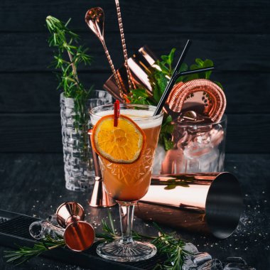 Alkol kokteyl Mai Tay dili Siyah bir ahşap arka plan üzerinde.