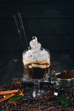 Aromatik fincan kahve İrlanda viski ve krema ile. Siyah ahşap arka plan üzerinde. Üstten Görünüm. Kopya alanı.