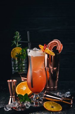 Alkollü kokteyl Sex sahilde. Turuncu. Siyah bir ahşap arka plan üzerinde.