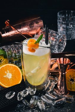 Alkol kokteyl Pinacolada. Orange, likör, buz. Siyah bir ahşap arka plan üzerinde.
