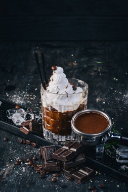 Alkollü kokteyl Beyaz Rus. Siyah bir ahşap zemin üzerine kahve likör.