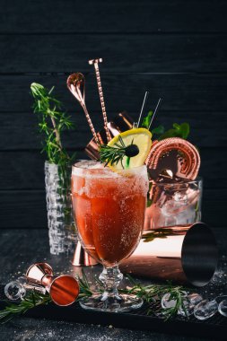 Alkollü kokteyl Bloody Mary. Biberiye ve domates suyu. Siyah bir ahşap arka plan üzerinde.