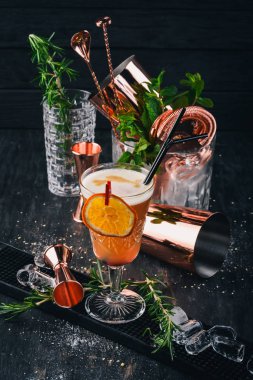 Alkol kokteyl Mai Tay dili Siyah bir ahşap arka plan üzerinde.