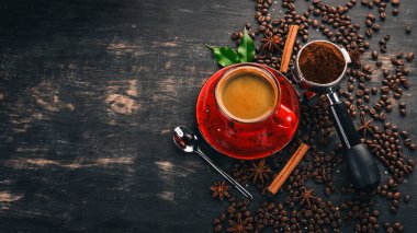 Bir fincan sıcak kahve Amerikalı. Tarçın. Siyah ahşap arka plan üzerinde. Üstten Görünüm. Kopya alanı.