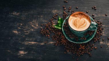 Siyah ahşap zemin kahve Cappuccino kokulu bir fincan. Üstten Görünüm. Kopya alanı.