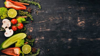 Pişirme arka plan. Baharatlar ve taze sebze kümesi. Üstten Görünüm. Metniniz için boş alan. Ahşap bir arka plan üzerinde.